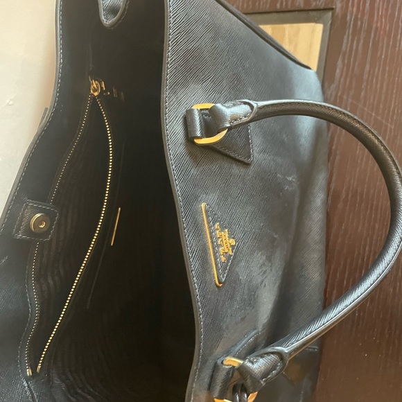 PRADA Saffiano Lux Tote in Black, size Large. - Picture 6 of 9